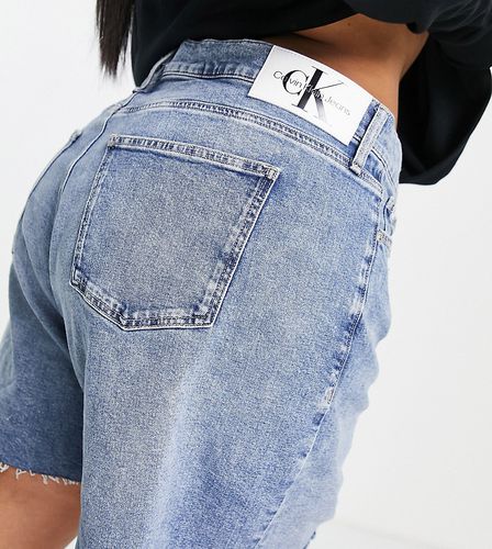 Calvin Klein Plus - Pantaloncini di jeans mom fit lavaggio medio con fondo grezzo - Calvin Klein Jeans Plus - Modalova