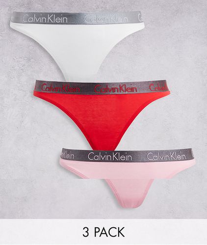 Radiant Cotton - Confezione da tre perizomi in bianco, rosa e rosso con fascia in vita con logo metallizzato-Multicolore - Calvin Klein - Modalova