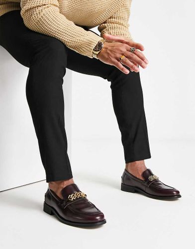 Mocassini bordeaux in pelle sintetica con spilla oro-Rosso - ASOS DESIGN - Modalova
