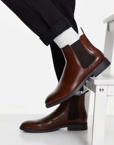 Stivaletti Chelsea in pelle sintetica marrone con suola nera - ASOS DESIGN - Modalova