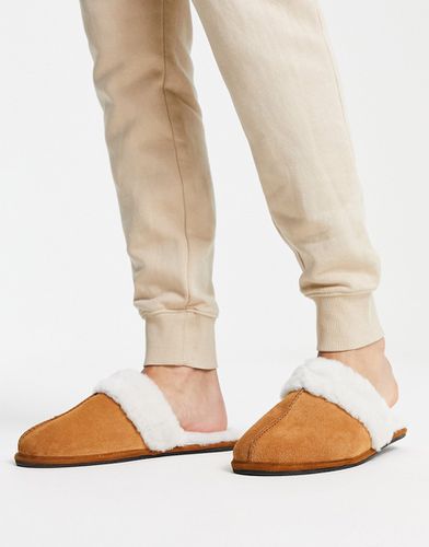 Pantofole in pregiato montone color cuoio con interno color crema-Marrone - ASOS DESIGN - Modalova