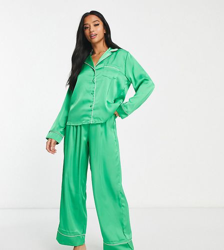 ASOS DESIGN Petite - Pigiama in raso verde smeraldo con profili a contrasto composto da camicia a maniche lunghe e pantaloni - ASOS Petite - Modalova