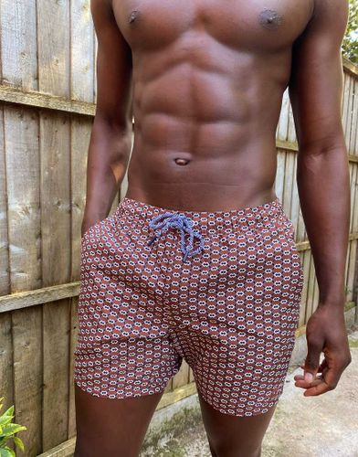 Pantaloncini da bagno in tessuto riciclato bordeaux con stampa geometrica - Burton Menswear - Modalova