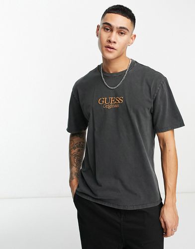 T-shirt nera con logo sul petto - GUESS Originals - Modalova