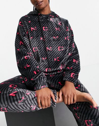 Completo in morbido pile borg con felpa con cappuccio e joggers, colore e rosa con stampa con logo - DKNY - Modalova