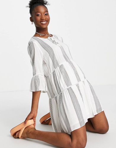 Vestito grembiule corto a balze con dettagli traforati e stampa a righe-Bianco - En Crème - Modalova