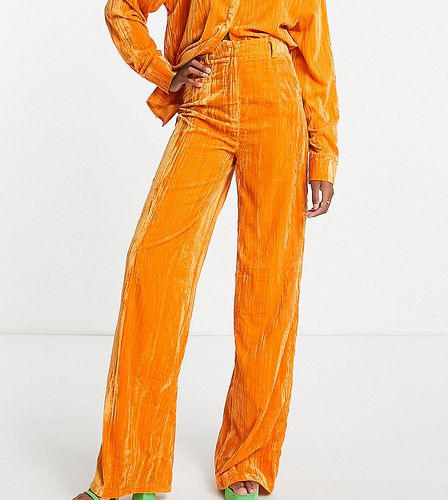 Esclusiva - Pantaloni a fondo ampio in velluto ocra in coordinato-Giallo - In The Style Tall - Modalova