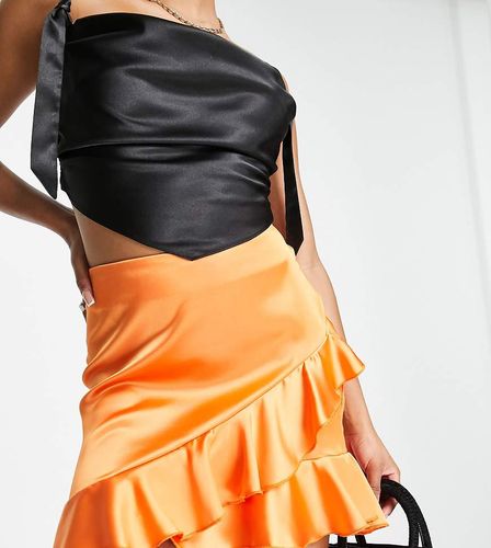 Minigonna avvolgente in raso arancione - Flounce London Petite - Modalova