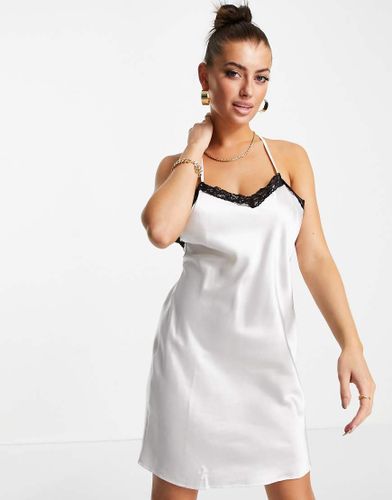 Vestito sottoveste con schiena scoperta con fascette incrociate in raso avorio con finiture in pizzo a contrasto-Bianco - Flounce London - Modalova