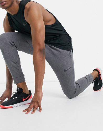 Dri-Fit - Joggers affusolati in pile grigio scuro - Nike Training - Modalova