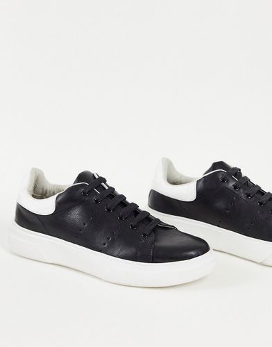 Sneakers nere con tallone a contrasto in ecopelle PU - Topman - Modalova