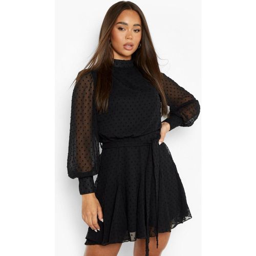 Vestito Skater a collo alto in rete plumetis con gonna Godet - boohoo - Modalova