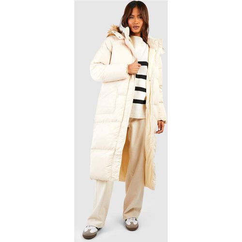 Tall cappotto imbottito, lungo, con cappuccio in pelliccia sintetica - boohoo - Modalova